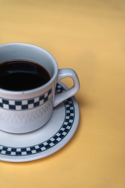 panel analítica marketing digital con gráficos de rendimiento y conversiones