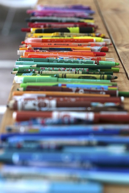 mesa de trabajo con notas de estrategia de marketing digital y laptop